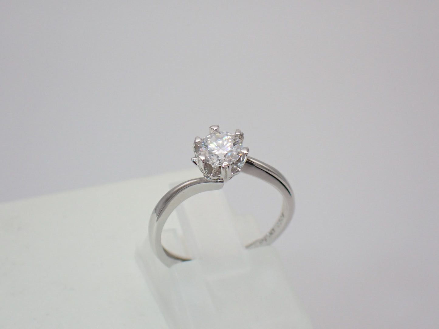 Twisted Solitaire Moissanite Ring with Heart Prongs – 0.5ct