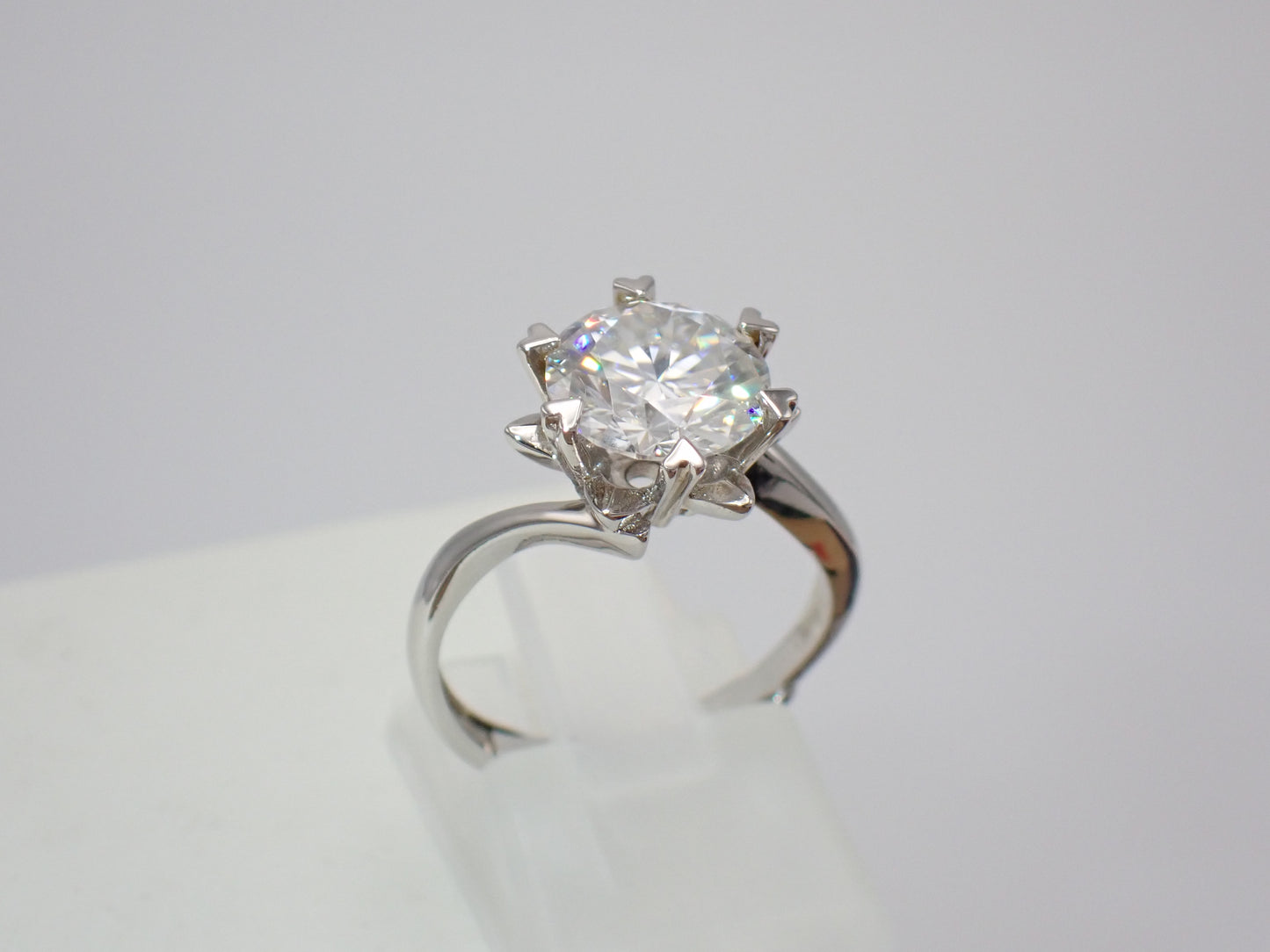 Twisted Solitaire Moissanite Ring with Heart Prongs – 3.0ct