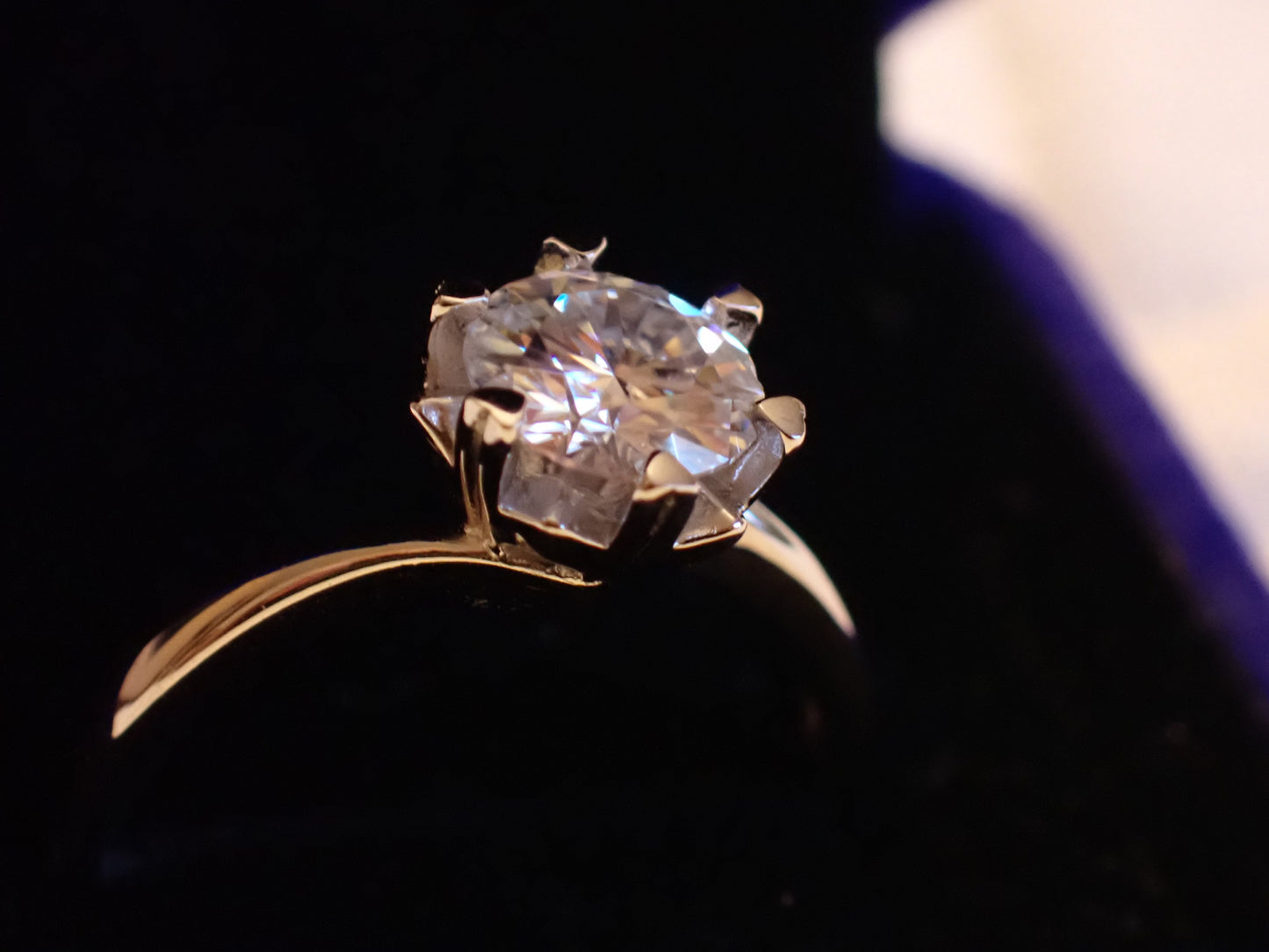 Twisted Solitaire Moissanite Ring with Heart Prongs – 0.5ct