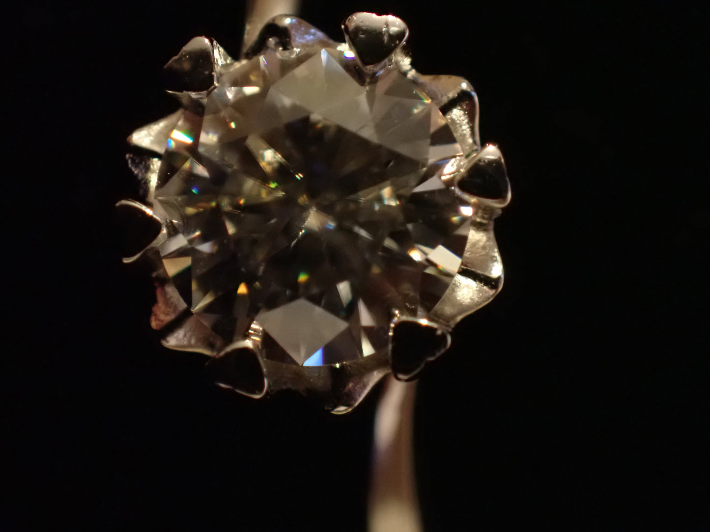 Twisted Solitaire Moissanite Ring with Heart Prongs – 0.5ct