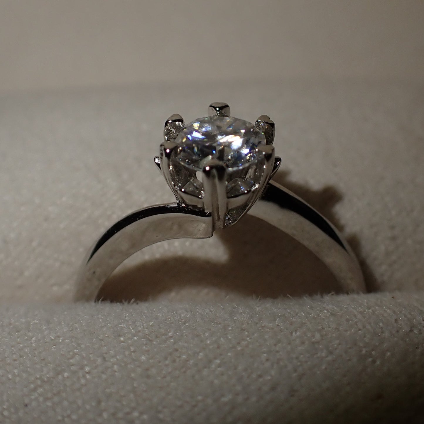 Twisted Solitaire Moissanite Ring with Heart Prongs – 0.5ct