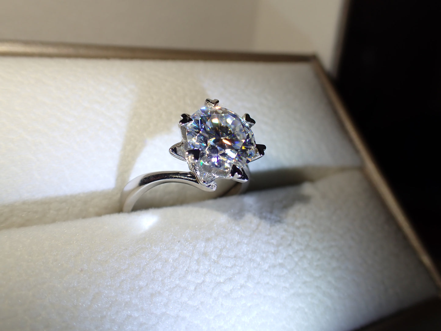 Twisted Solitaire Moissanite Ring with Heart Prongs – 3.0ct