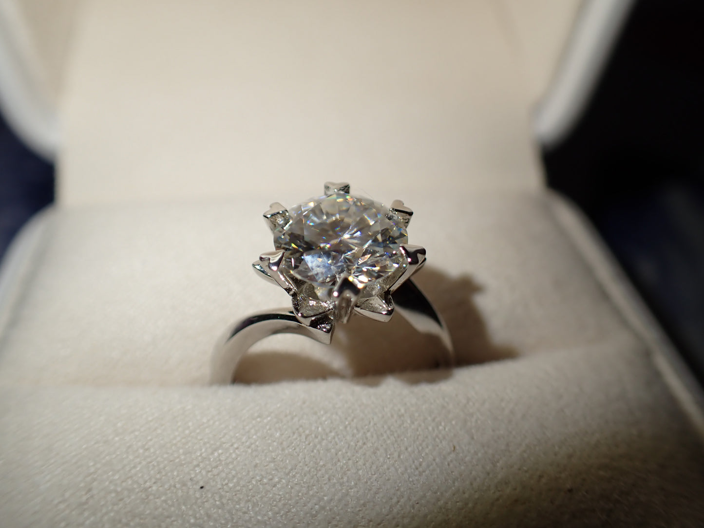 Twisted Solitaire Moissanite Ring with Heart Prongs – 3.0ct