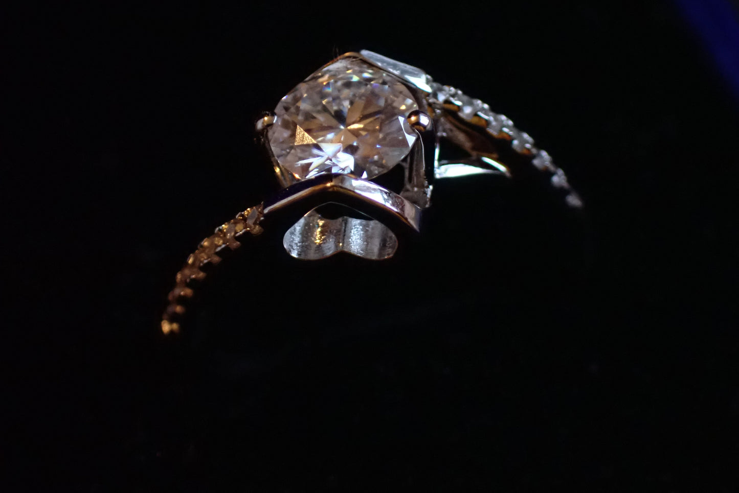 Twisted Pavé Solitaire Moissanite Ring – 1.0ct