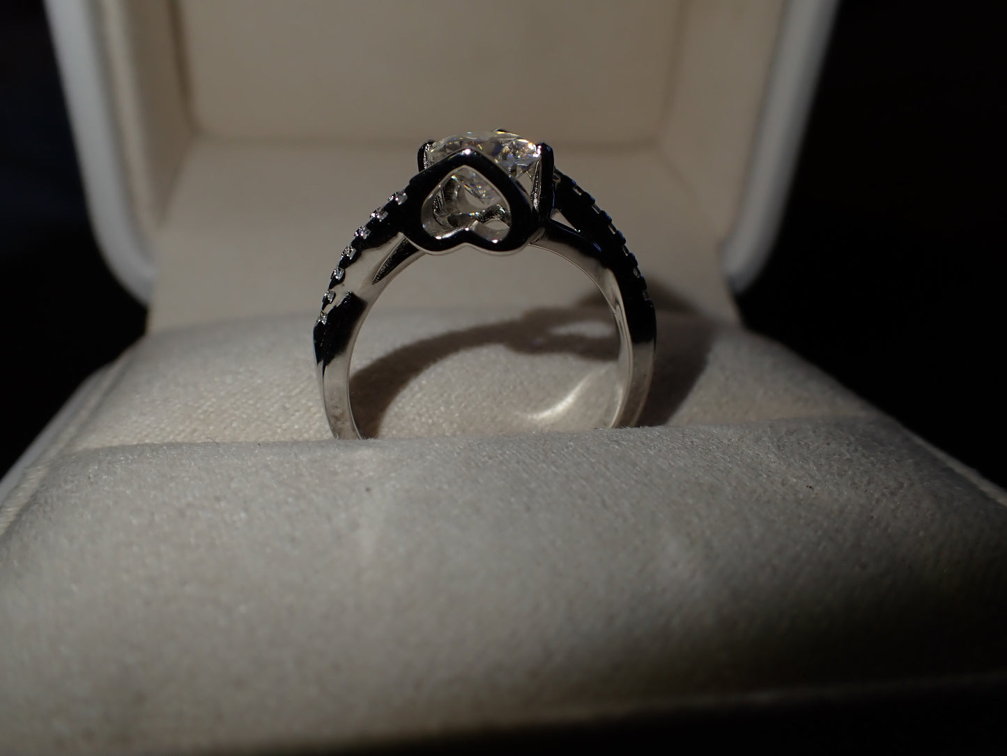 Twisted Pavé Solitaire Moissanite Ring – 1.0ct