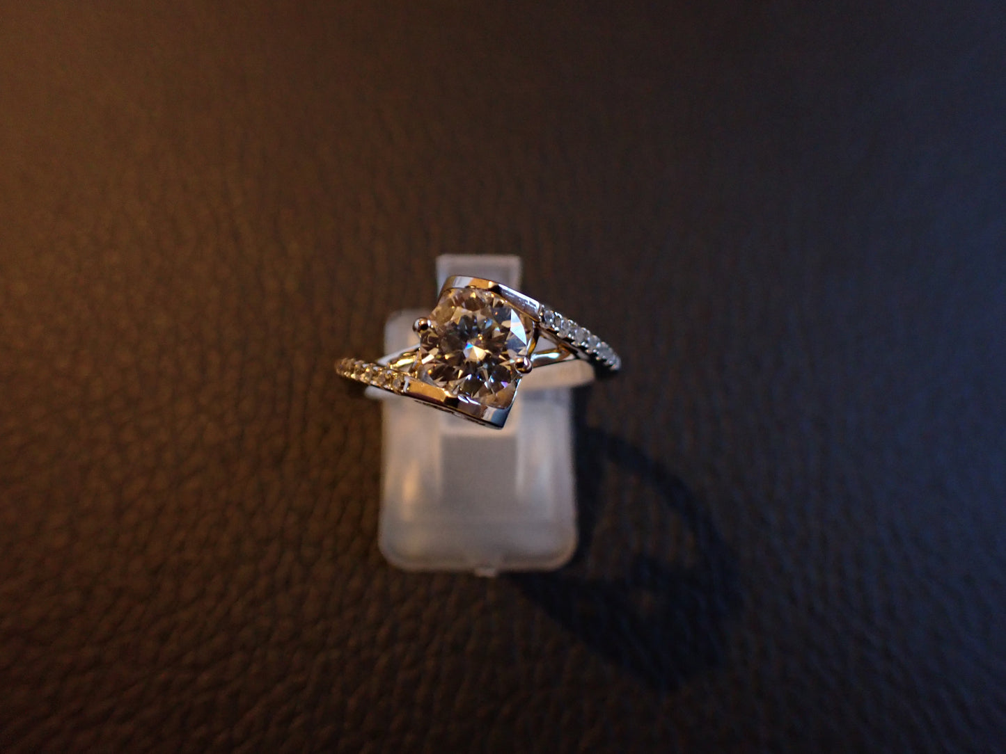 Twisted Pavé Solitaire Moissanite Ring – 1.0ct