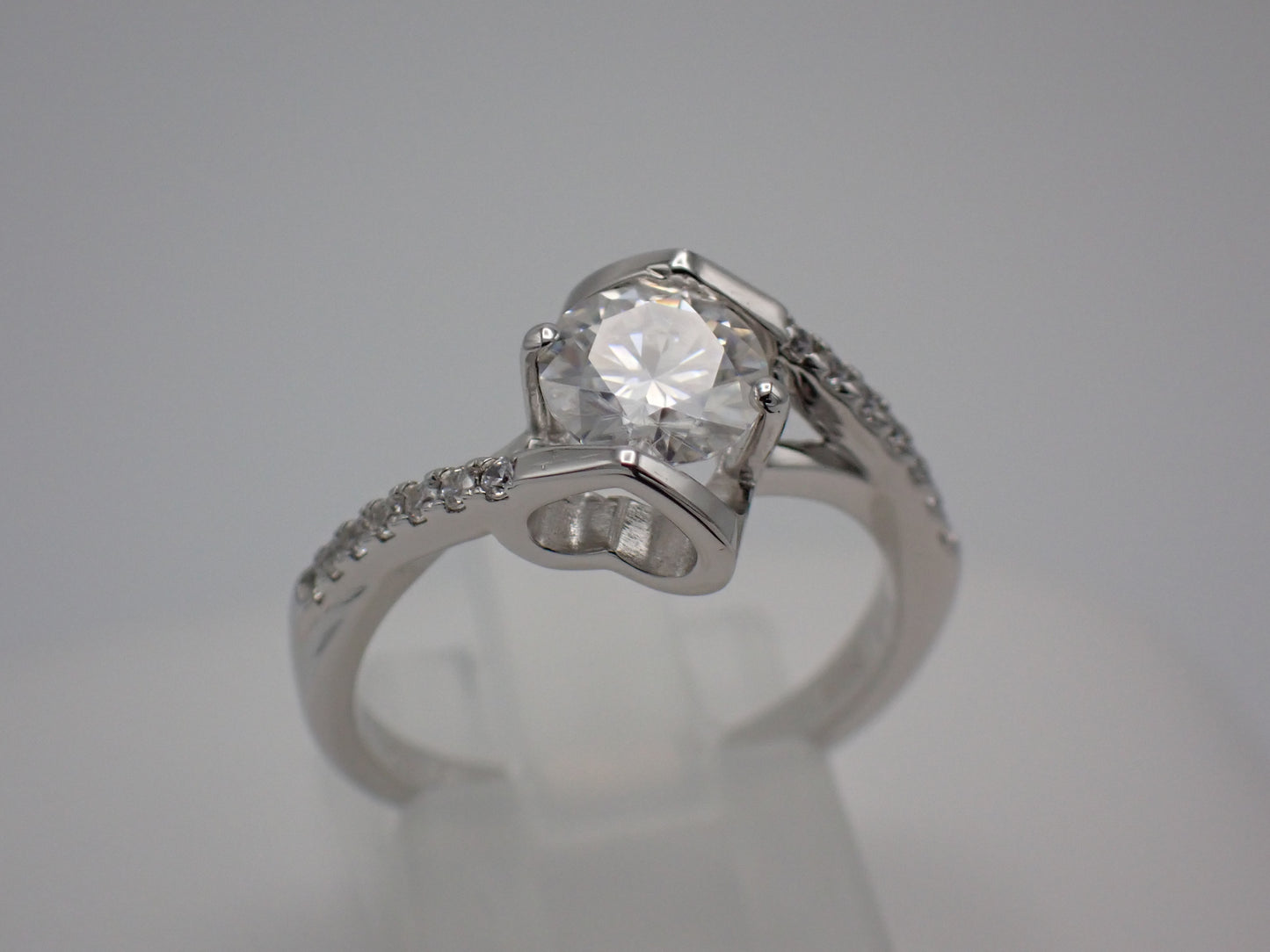 Twisted Pavé Solitaire Moissanite Ring – 1.0ct