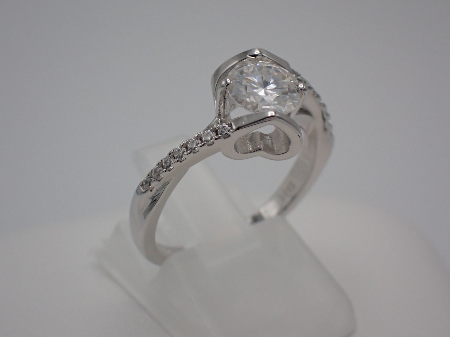 Twisted Pavé Solitaire Moissanite Ring – 1.0ct