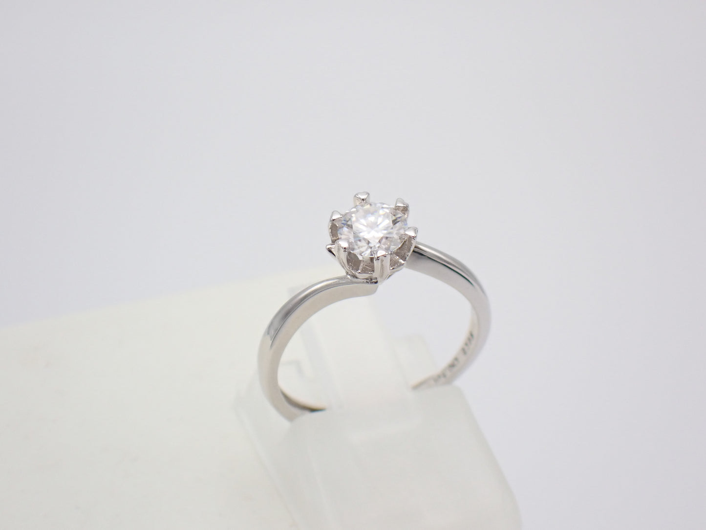 Twisted Solitaire Moissanite Ring with Heart Prongs – 0.5ct