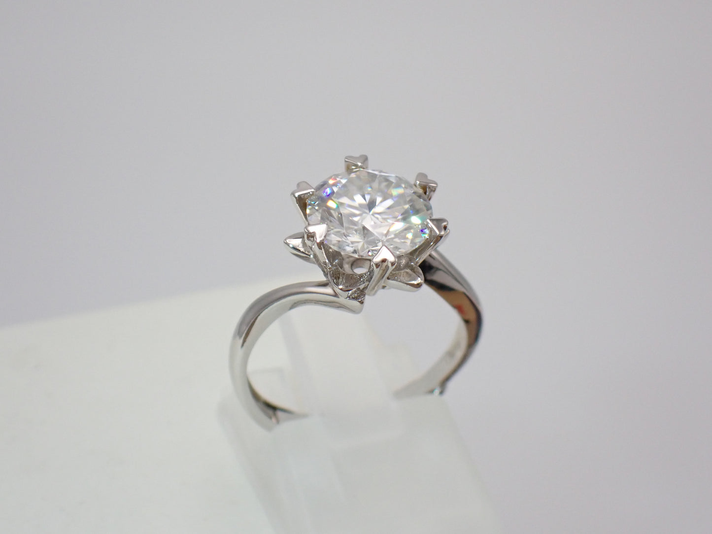 Twisted Solitaire Moissanite Ring with Heart Prongs – 3.0ct